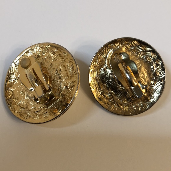 VINTAGE GIVENCHY  GOLD TONE AND PEARL ROUND CLIP-ON EARRINGS - Picture 2 of 15